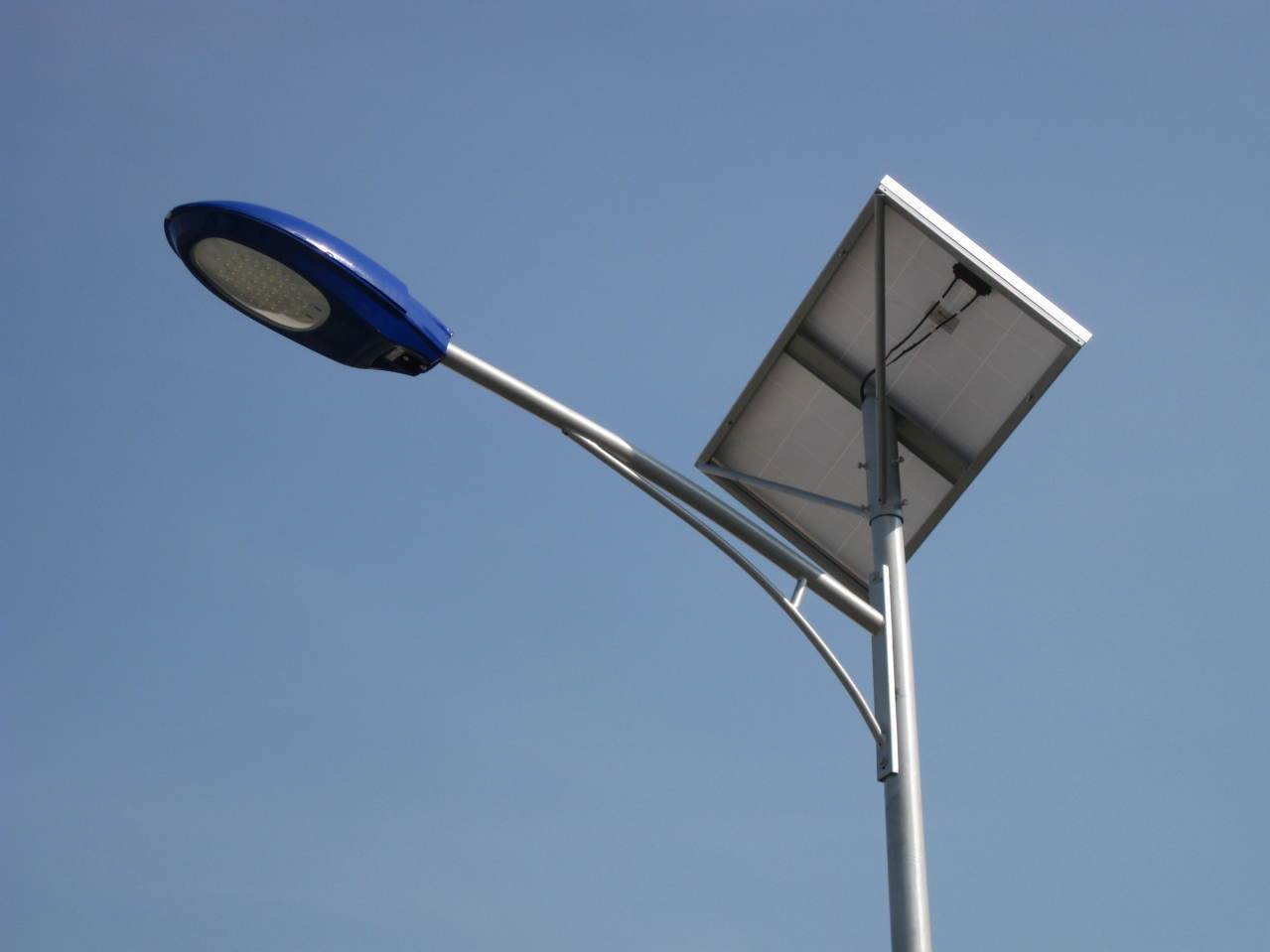 公路6米太陽能路燈生產(chǎn)廠家找鑫月光電足矣！